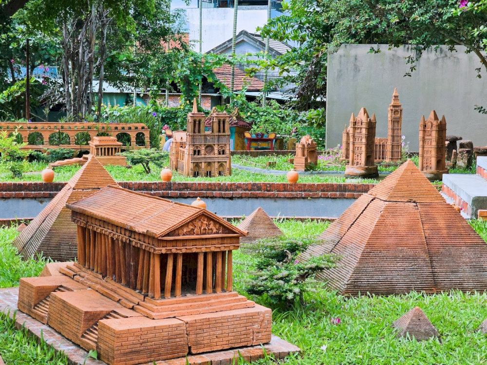 Miniature global wonders recreated in clay offer a vivid experience that feels like traveling around the world